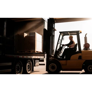 Bagaimana Reach Truck Mengatasi Bottleneck Saat Musim Distribusi Padat